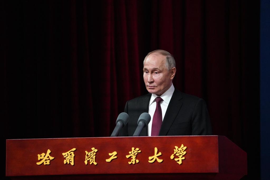 블라디미르 푸틴 러시아 대통령이 17일 오후 하얼빈공업대학에서 연설하고 있다. [사진 출처: 신화사]