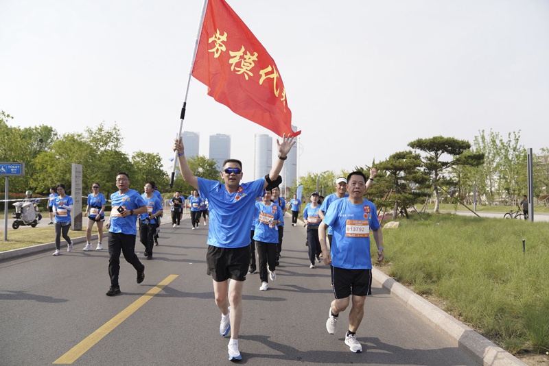 각종 업계에서 노동자와 모범 노동자들이 6.6km 코스를 달린다. [사진 제공: 대회 주최자]