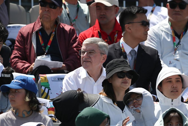 국제올림픽위원회 토마스 바흐 위원장(가운데)이 관람석에서 경기를 지켜본다. [5월 18일 촬영/사진 출처: 신화사]