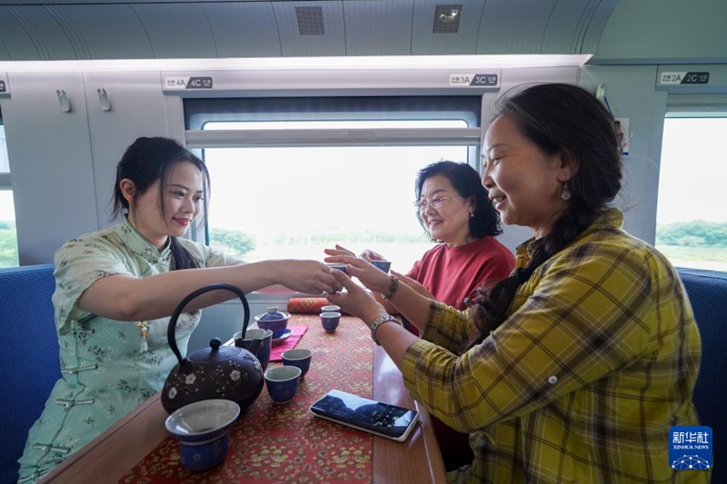 난징 여객부 직원(좌)이 고속열차 G2807편에서 승객들에게 차 품평 기회를 제공한다. [5월 20일 촬영/사진 출처: 신화사]