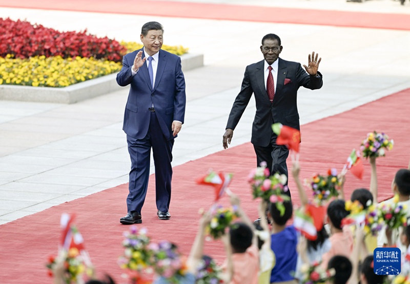 시진핑 주석은 회담에 앞서 인민대회당 동문 밖 광장에서 오비앙 대통령을 위한 환영식을 열었다.