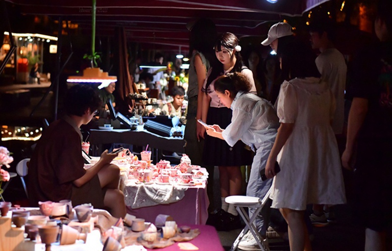 징더전 타오시촨 도자기 창작마켓의 다양하고 기발한 도자기 제품들이 사람들의 발길을 끈다. [5월 26일 촬영/사진 출처: 인민망]