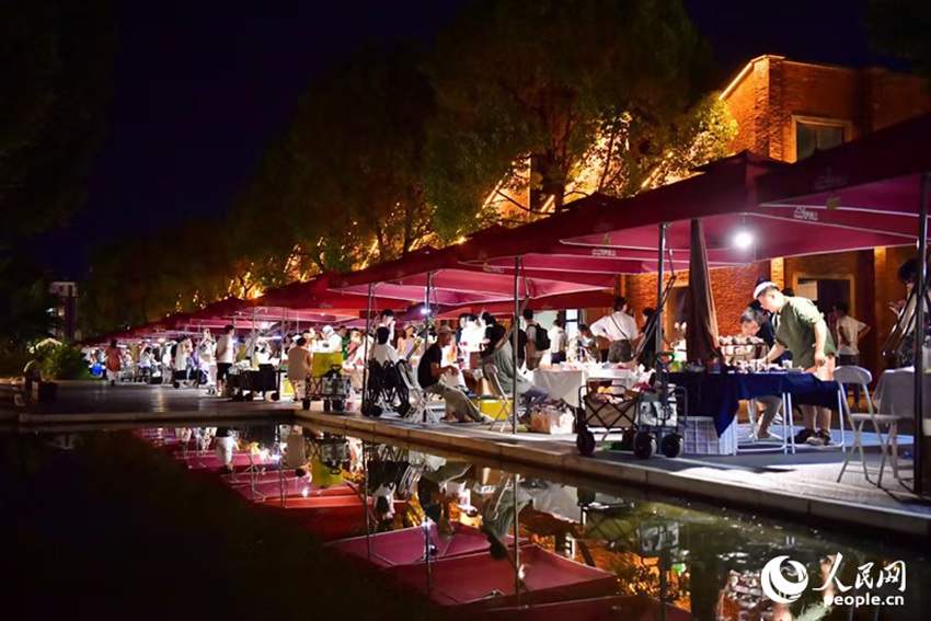 밤이 찾아온 징더전 타오시촨 도자기 창작마켓은 문화예술 분위기로 가득하다. 도시의 밤에 새로운 활력을 불어넣는다. [5월 26일 촬영/사진 출처: 인민망]
