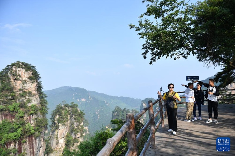 한국 관광객들이 장자제 국가삼림공원 황스자이(黃石寨) 관광지를 구경한다. [5월 28일 촬영/사진 출처: 신화사]