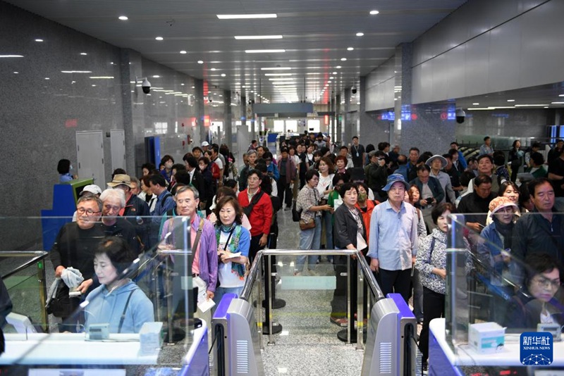 한국 관광객들이 장자제 허화(荷花)국제공항에서 입국 수속을 밟는다. [5월 27일 촬영/사진 출처: 신화사]
