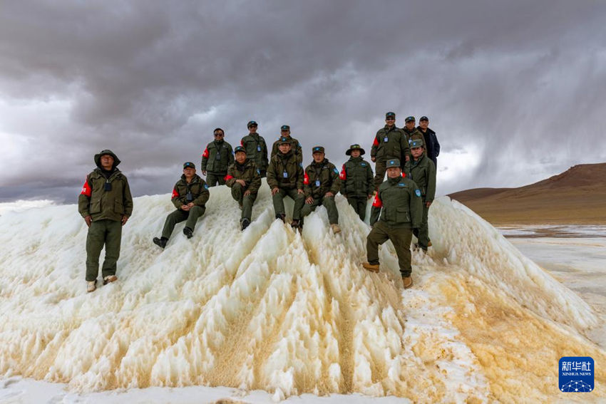 야생동물관리보호원들이 순찰 도중 눈과 얼음 더미 위에서 기념사진을 찍는다. [5월 7일 촬영/사진 출처: 신화사]