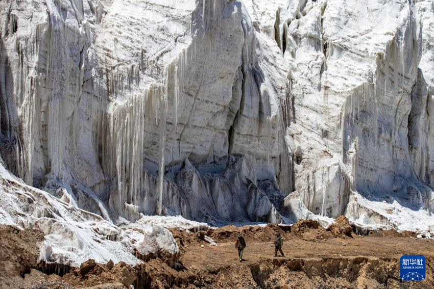 야생동물관리보호원들이 무인구역 짱써강르(藏色崗日) 빙하를 순찰한다. [5월 11일 촬영/사진 출처: 신화사]