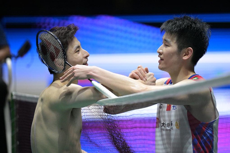 스위치(石宇奇∙좌)와 리스펑(李詩灃) 선수가 경기 후 서로를 격려한다. [6월 2일 촬영/사진 제공: 덩즈웨이]