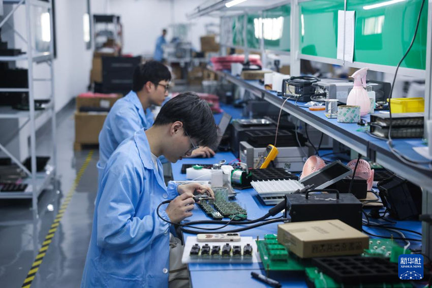 저장 싸이쓰전자과학기술공사 작업장에서 노동자들이 시계 칩 제품을 조립한다. [5월 15일 촬영/사진 출처: 신화사]