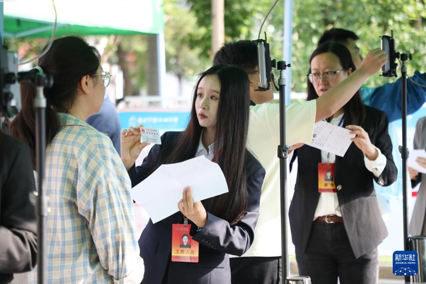 간쑤(甘肅)성 란저우(蘭州)시 제14고등학교 수험장에서 직원들이 응시생 신분증을 확인하고 있다. [6월 7일 촬영/사진 출처: 신화사]