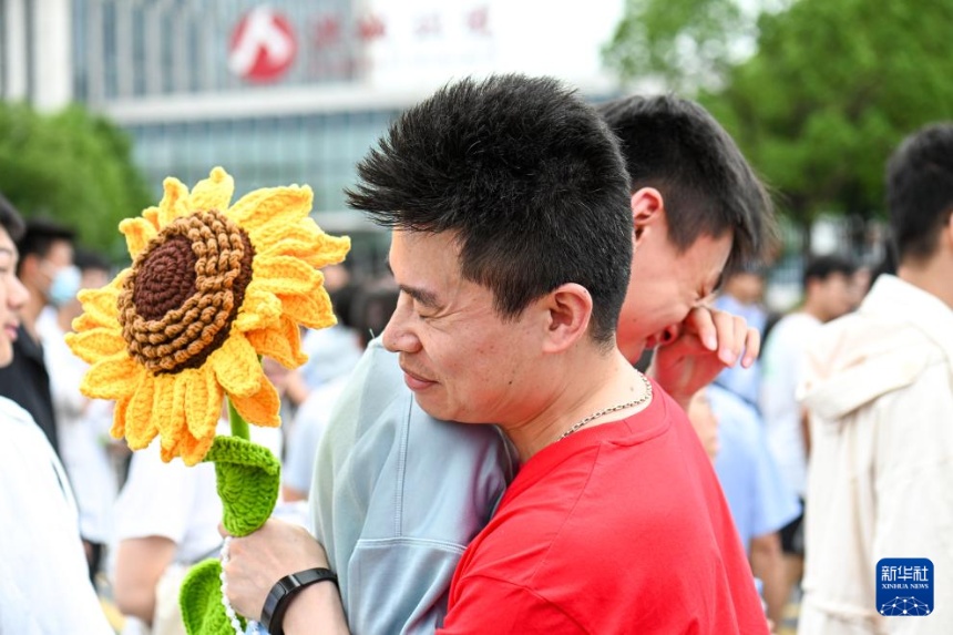 장시(江西)성 난창(南昌)시 제2중고등학교 시험장, 수험생이 시험장을 나와 가족과 포옹하며 눈물을 보인다. [6월 9일 촬영/사진 촬영: 바오간성(鮑贛生)]