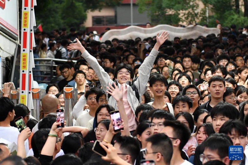 후난(湖南)성 러우디(婁底)시 렁수이장(冷水江)시 제1중고등학교 시험장, 수험생들이 시험을 끝낸 후 시험장을 나온다. [6월 9일 촬영/사진 출처: 신화사]