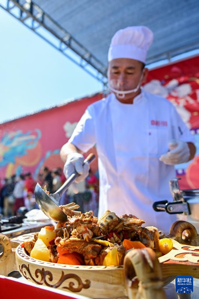 제1회 바스바이 양 요리대회에서 요리사가 음식을 접시에 담는다. [6월 2일 촬영/사진 출처: 신화사]