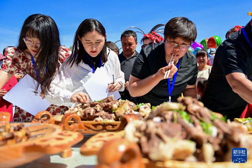 제1회 바스바이 양 요리대회에서 심사위원들이 요리를 맛본다. [6월 2일 촬영/사진 출처: 신화사]