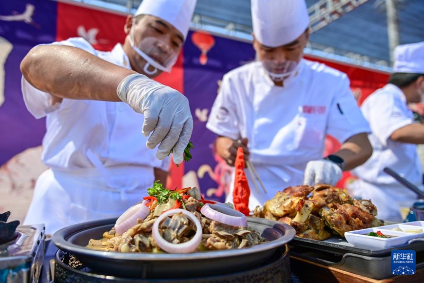 제1회 바스바이 양 요리대회에서 요리사들이 요리를 보기 좋게 꾸민다. [6월 2일 촬영/사진 출처: 신화사]