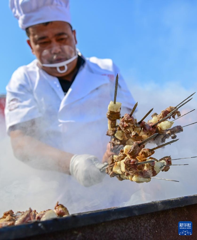 제1회 바스바이 양 요리대회에서 요리사가 양꼬치를 굽는다. [6월 2일 촬영/사진 출처: 신화사]