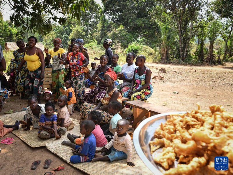 중앙아프리카공화국 수도 방기의 한 마을에서 주민들이 신선한 버섯튀김을 기다린다. [2월 5일 촬영/사진 출처: 신화사]