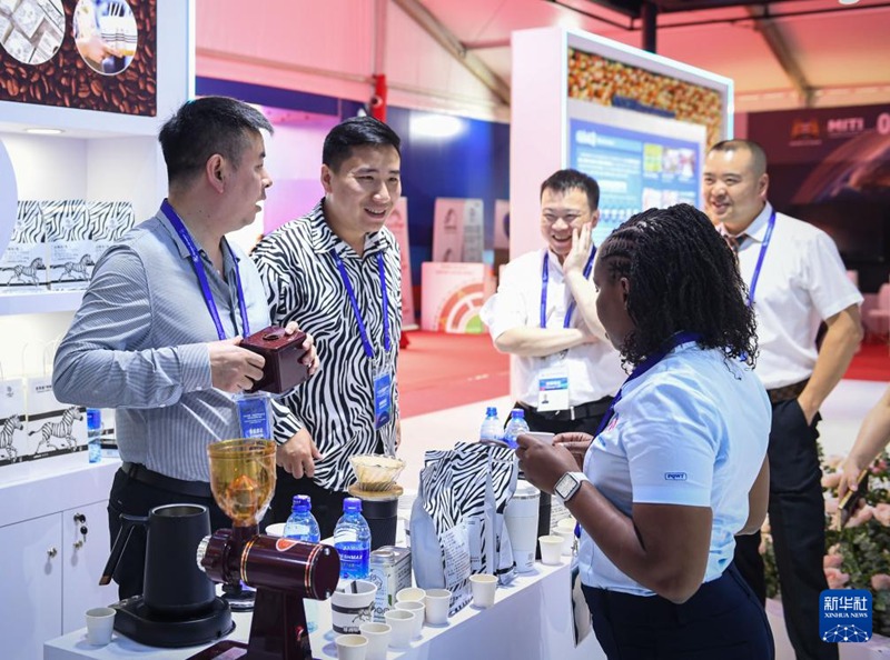 케냐 수도 나이로비에서 열린 중국-아프리카 경제무역 박람회 아프리카 진출 순회 전시회에서 참가업체가 커피 제품을 홍보한다. [5월 9일 촬영/사진 출처: 신화사]
