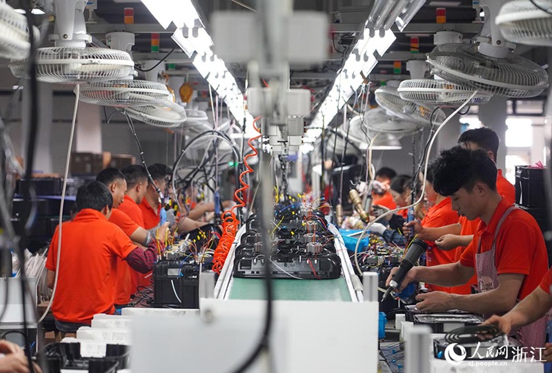 저장성 츠시시 관하이웨이진 소재 한 에어프라이어 제조업체 생산라인에서 근로자들이 분주히 일하고 있다. [사진 출처: 인민망]