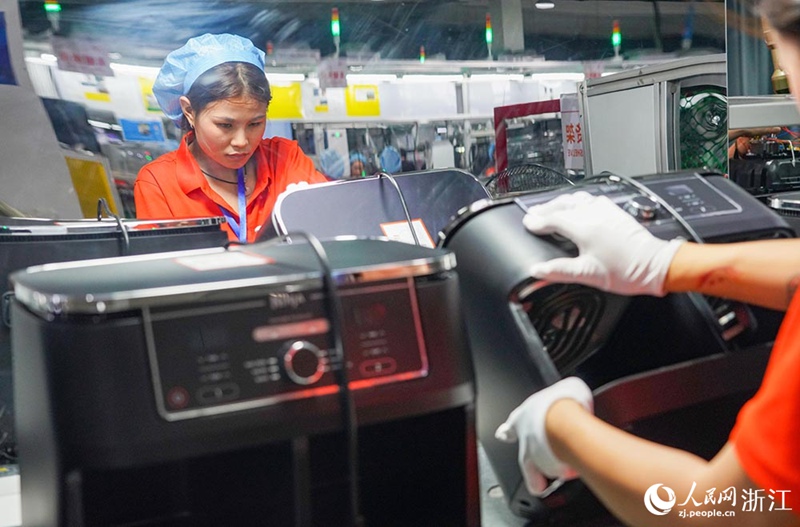 저장성 츠시시 관하이웨이진 소재 한 에어프라이어 제조업체 생산라인에서 근로자들이 분주히 일하고 있다. [사진 출처: 인민망]