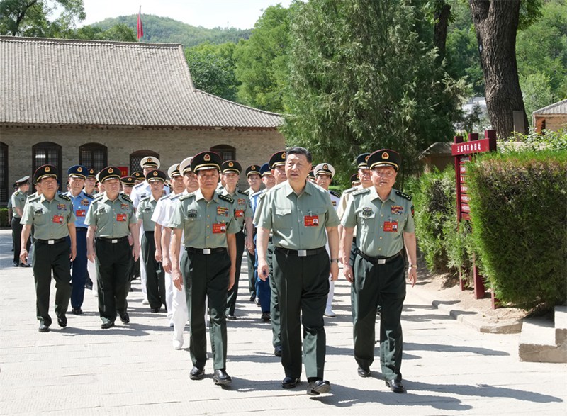 17일 오후, 시 주석이 군사위 일행과 각 부처 주요 담당자들을 대동하고 왕자핑(王家坪) 혁명 옛터를 방문하고 있다.