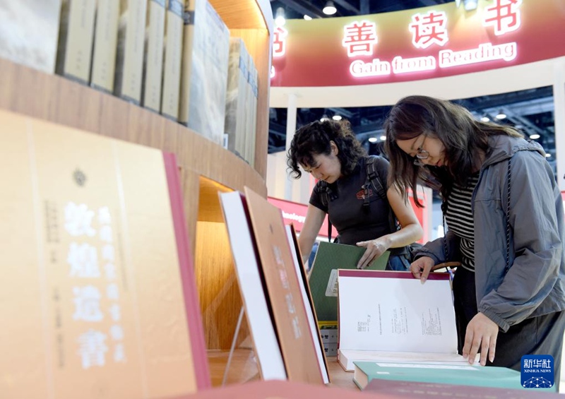 관람객들이 베이징 전시장 도서를 살펴본다. [6월 19일 촬영/사진 출처: 신화사]