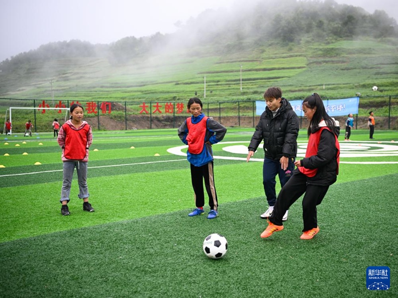 6월 18일, 왕솽(오른쪽 두 번째)이 와우 초등학교 여자 축구부 훈련을 지도한다. [6월 18일 촬영/사진 출처: 신화사]