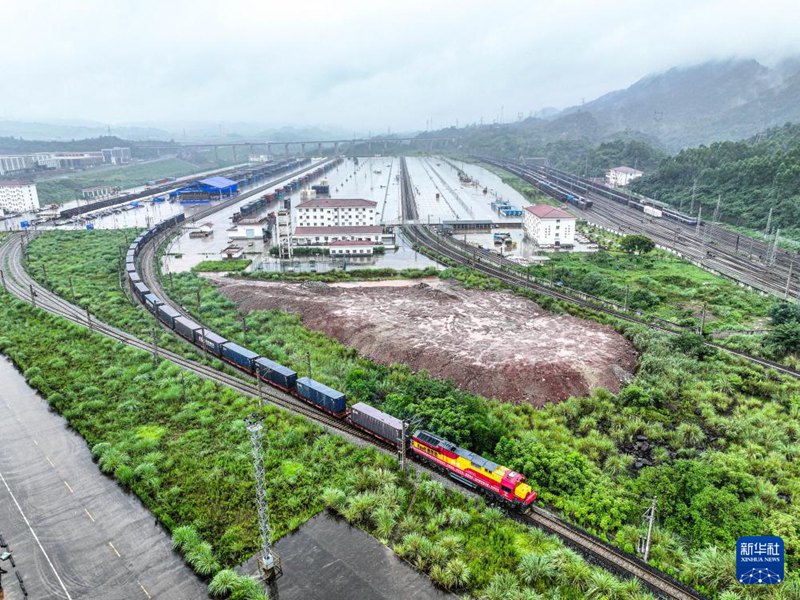 [포토] 서부육해상 신통로 중국-라오스-태국-말레이시아 국제 철도 양방향 화물열차 첫 발차
