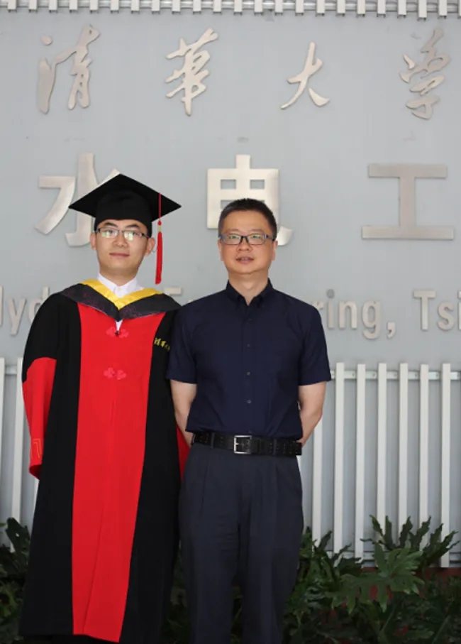야오궈유 박사가 졸업식에서 지도교수 안쉐후이(安雪暉)와 기념사진을 찍고 있다.