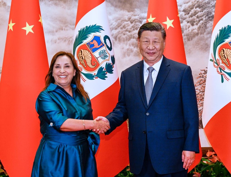 시 주석이 볼루아르테 대통령과 악수 나누고 있다.