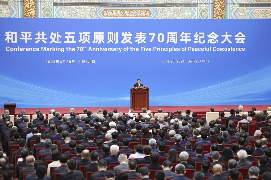 평화공존 5원칙 발표 70주년 기념행사가 6월 28일 오전 베이징 인민대회당에서 성대하게 열렸다. 시 주석은 기념행사에 참석해 연설하고 있다.