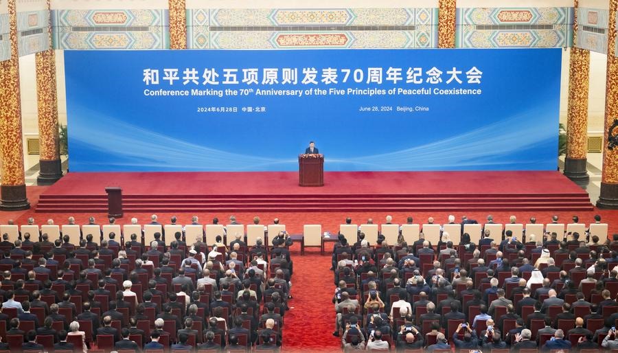평화공존 5원칙 발표 70주년 기념행사가 6월 28일 오전 베이징 인민대회당에서 열렸다. 시 주석은 기념행사에 참석해 연설하고 있다.