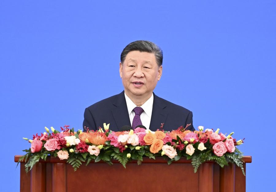 시 주석이 6월 28일 오전 베이징 인민대회당에서 열린 평화공존 5원칙 발표 70주년 기념행사에서 연설하고 있다.