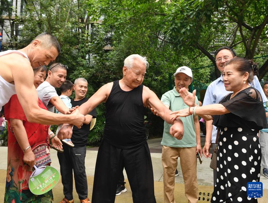 92세 헬스맨 정룬파(鄭倫發) 할아버지가 팔 근육을 자랑한다. [6월 18일 촬영/사진 출처: 신화사]