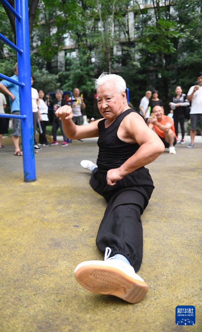 92세 헬스맨 정룬파 할아버지가 다리벌리기 운동을 한다. [6월 18일 촬영/사진 출처: 신화사]