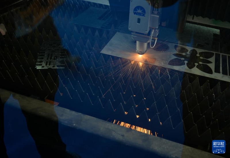 제8회 중국-유라시아 엑스포에서 다펑(大鵬)레이저 전시부스 직원이 레이저 커터를 조작한다. [6월 28일 촬영/사진 출처: 신화사]