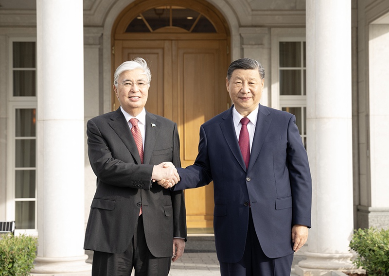 시진핑 주석이 카심-조마르트 토카예프 카자흐스탄 대통령과 악수하고 있다.