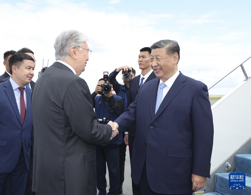 시 주석이 탑승한 전용기가 아스타나의 누르술탄 나자르바예프 국제공항에 도착하자 카심-조마르트 토카예프 카자흐스탄 대통령이 고위 관리들을 이끌고 시 주석을 열렬히 환영하고 있다.