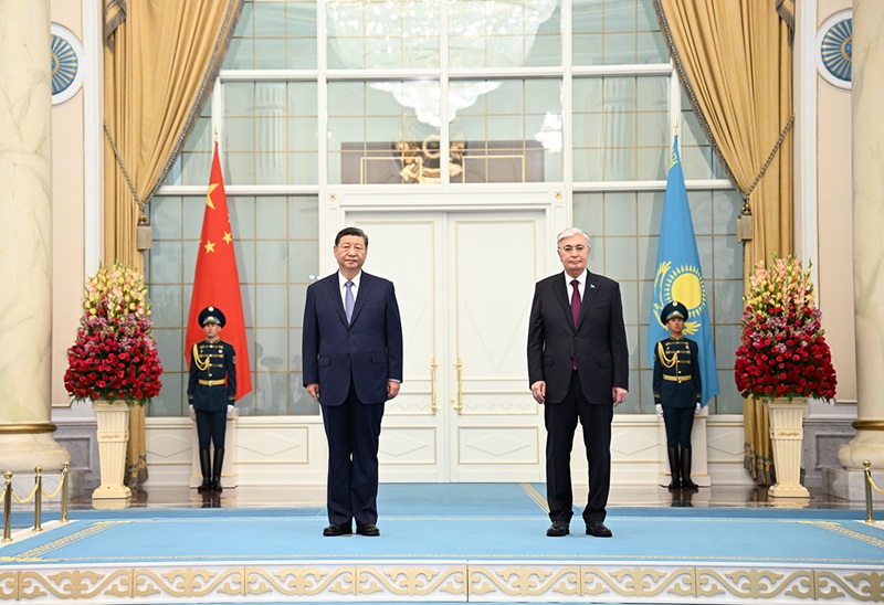 토카예프 카자흐스탄 대통령은 시 주석을 위해 성대한 환영식을 열고 있다.