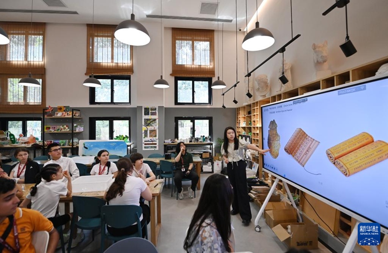 외국 학생들이 중국의 제지술을 배우고 있다. [7월 3일 촬영/사진 출처: 신화사]