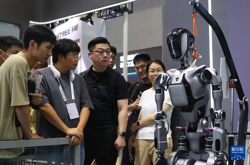 상하이 세계인공지능대회서 과학기술 매력에 “흠뻑”