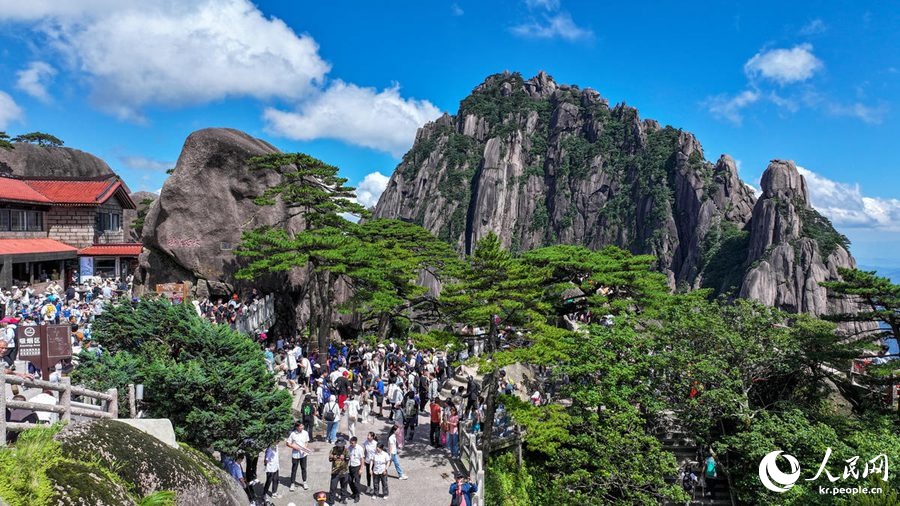 황산산 관광지에서 관광객들이 산에 올라 시원함을 만끽한다. [7월 4일 촬영/사진 촬영: 판청주]