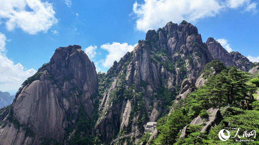 황산산 관광지에서 관광객들이 산에 올라 시원함을 만끽한다. [7월 4일 촬영/사진 촬영: 판청주]