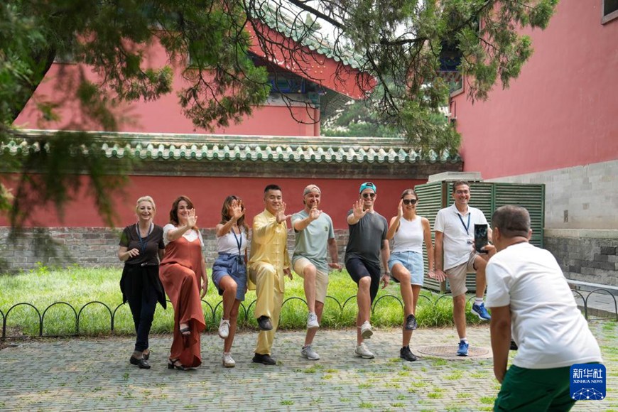 이탈리아 관광객들이 베이징 톈탄(天壇, 천단)공원에서 태극권 체험 후 기념사진을 찍는다. [7월 9일 촬영/사진 출처: 신화사]