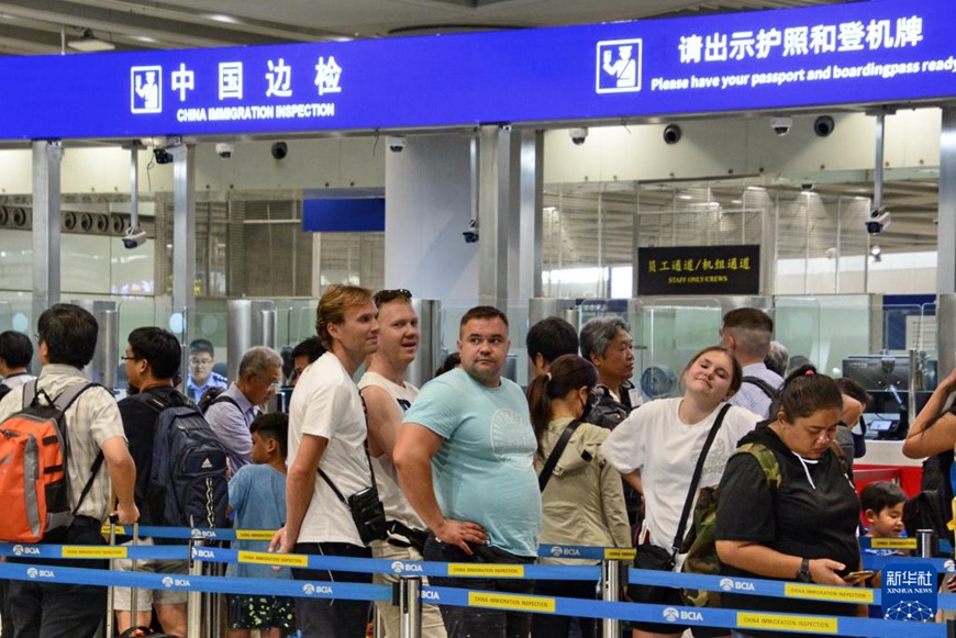 외국인 관광객들이 베이징 서우두(首都)공항 변경검문소에서 입국 심사를 기다리는 중이다. [7월 10일 촬영/사진 출처: 신화사]