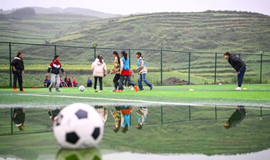 中 여자축구 대표 선수, 깊은 산골 마을 초등학교서 축구 교육 지원