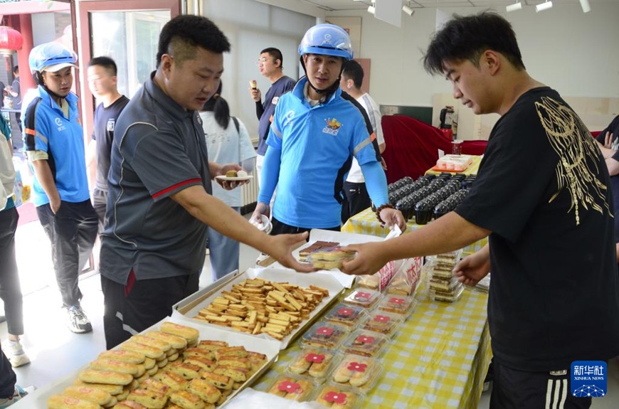 배달 및 택배 기사들이 미식축제에서 각종 먹거리를 무료로 시식한다. [7월 17일 촬영/사진 출처: 신화사]