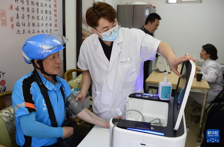 스차하이가도 관할구역 내 의료기관이 배달 기사들에게 무료 신체검사를 진행한다. [7월 17일 촬영/사진 출처: 신화사]