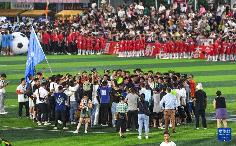 당샹촌 축구팀이 승리를 축하한다. [7월 20일 촬영/사진 출처: 신화사]