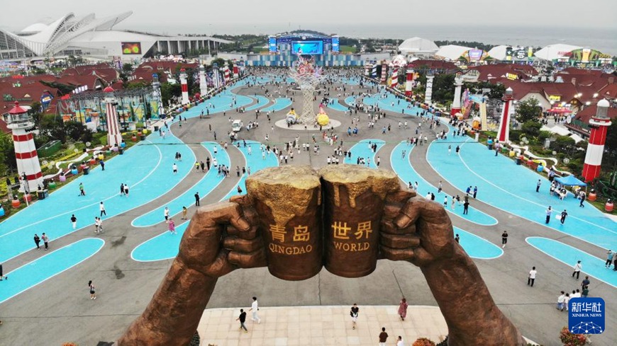 사람들이 칭다오 시하이안신구 진사탄(金沙灘) 맥주센터 내 제34회 칭다오 국제 맥주축제 행사를 찾았다. [7월 19일 드론 촬영/사진 출처: 신화사]